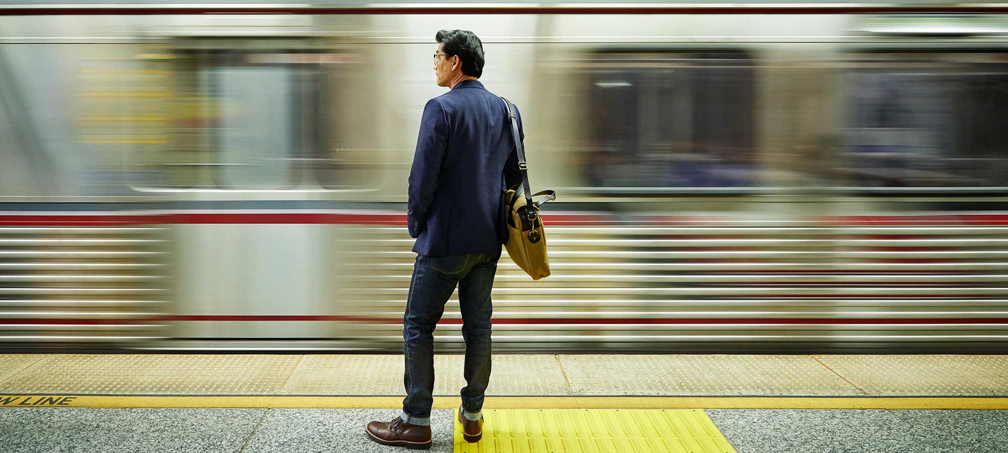 Mann in der U-Bahn